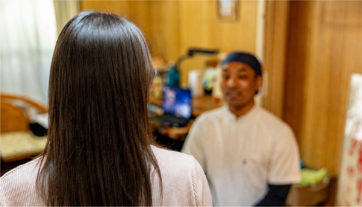 患者様の声 女性患者が赤岩先生と話をしている様子