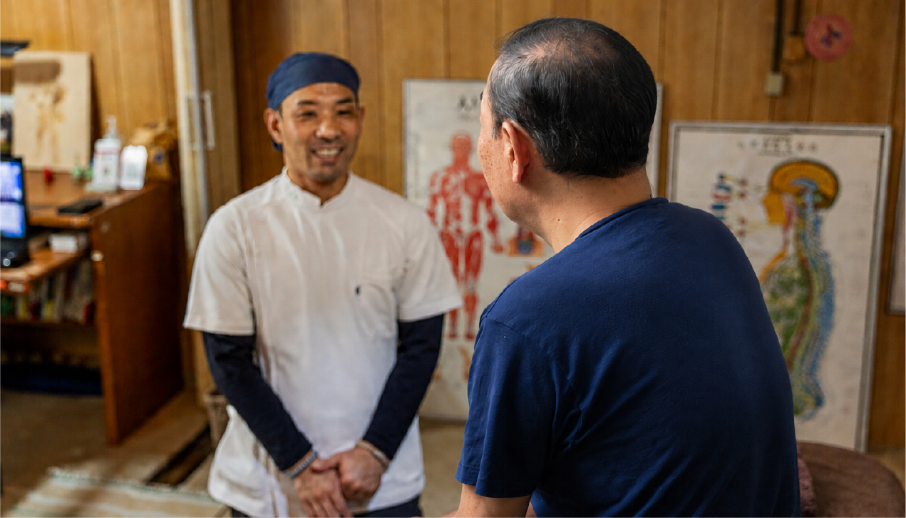 患者様の声 男性が赤岩先生と話をしている様子